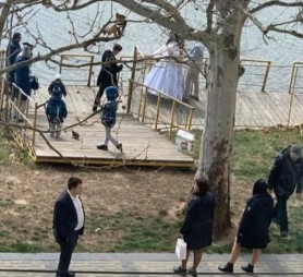 VIDEO // Nuntă în plină pandemie. Un cuplu din capitală a decis să-și oficializeze căsătoria și au venit în parc pentru a face poze