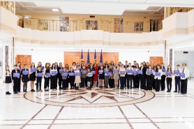 Maia Sandu înconjurată de copii la Președinție: Au inaugurat expoziția de desene și eseuri „Moldova Europeană”