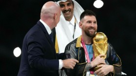 Controverse în Qatar. Ce reprezintă costumul purtat de Messi în timpul decernării trofeului Cupei Mondiale
