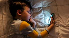 Specialiștii BAT alarma: Toate ecranele trebuie interzise copiilor sub doi ani