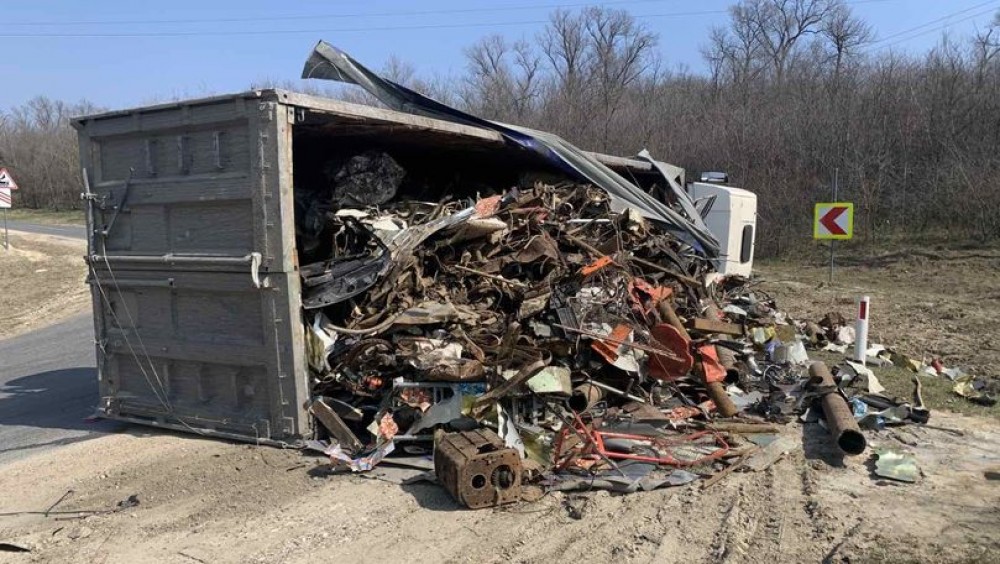 FOTO // Un camion care transporta fier vechi s-a răsturnat la Ungheni. Nu ar fi încăput în cotitură