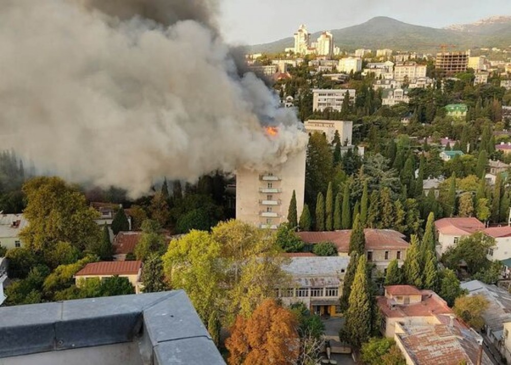 VIDEO // Incendiu de proporții la un Sanatoriu din Crimeea. Peste 300 de persoane au fost evacuate