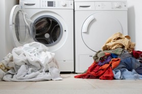7 greșeli banale pe care să le eviți când speli haine colorate. Ce e interzis să adaugi în mașina de spălat pentru a nu le decolora