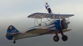 O bătrână de 93 de ani zboară legată de aripa unui avion