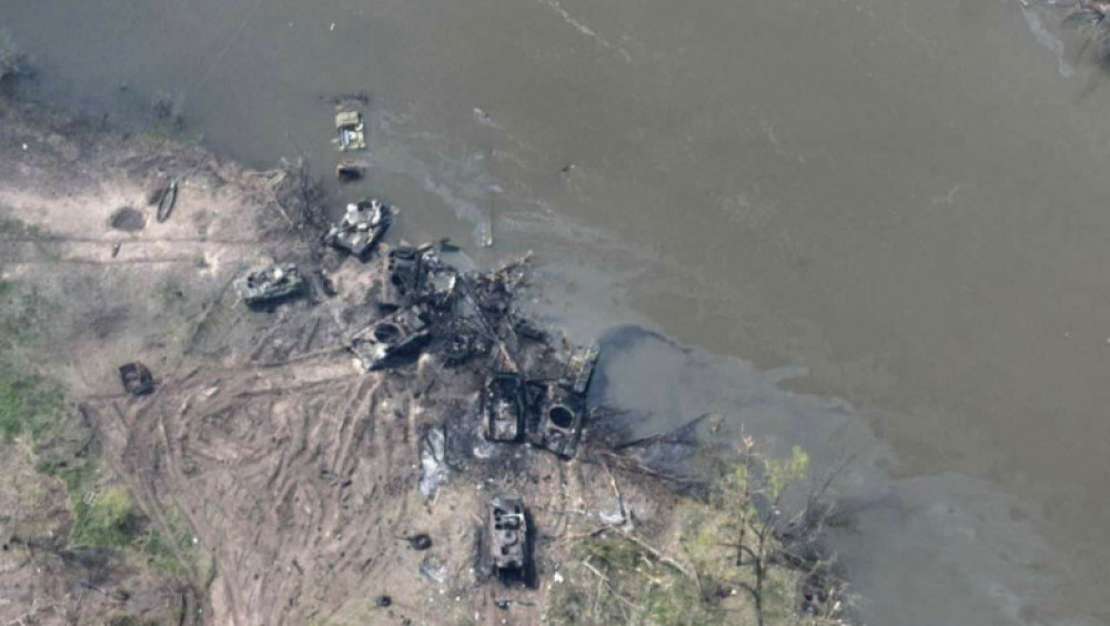 FOTO // Imaginile dezastrului: Ruşii au suferit pierderi grele după trei încercări eşuate de forţare a unui râu strategic în Donbas