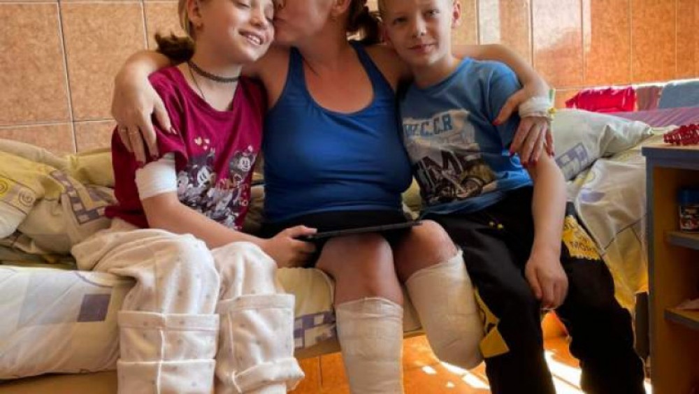FOTO // Mama și fiica și-au pierdut picioarele într-un bombardament rus. De ele are grijă acum geamănul rămas teafăr
