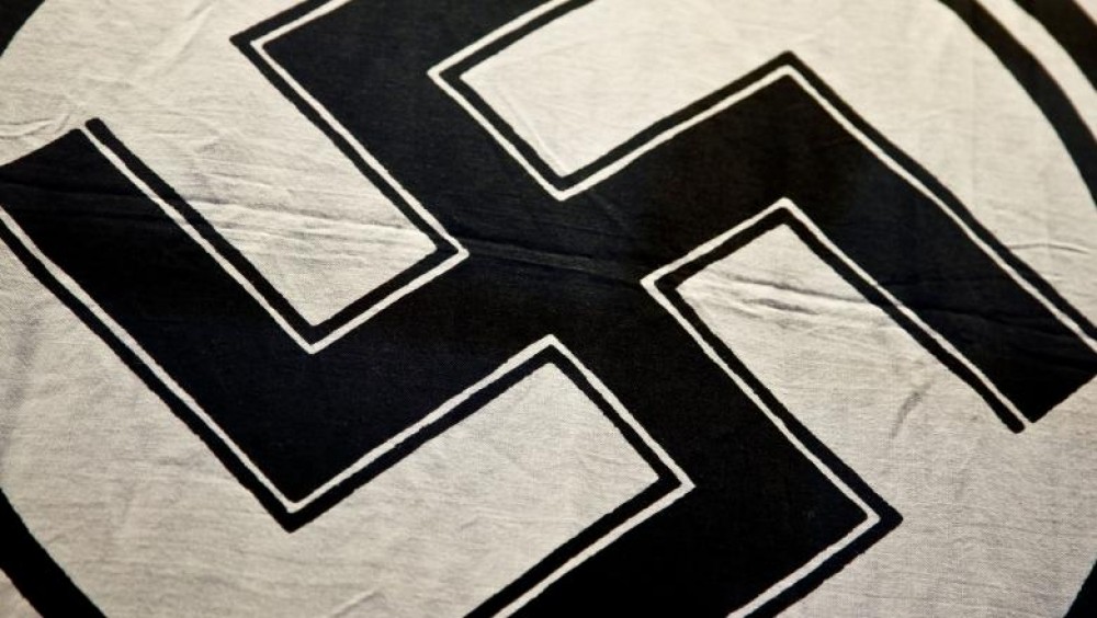 O femeie a fost împușcată pentru că a încercat să fugă cu un steag nazist
