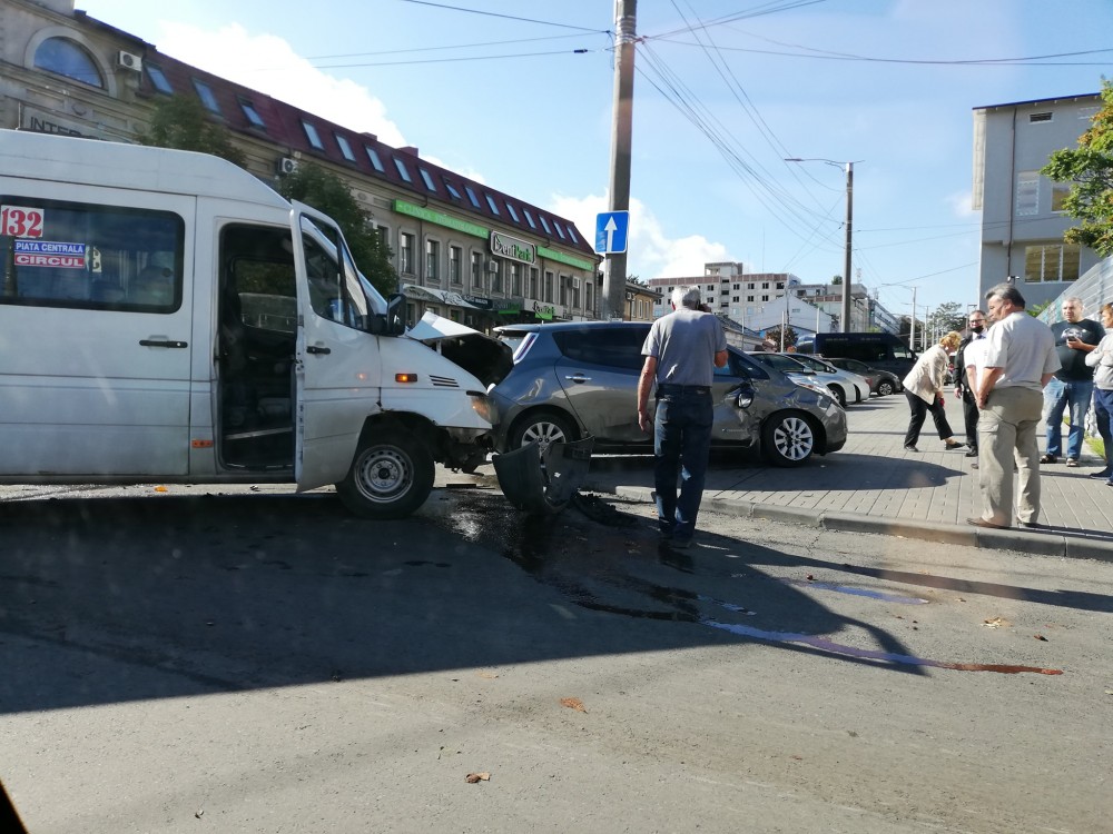 FOTO // Incident matinal. Un microbuz implicat într-un accident în centrul Chișinăului