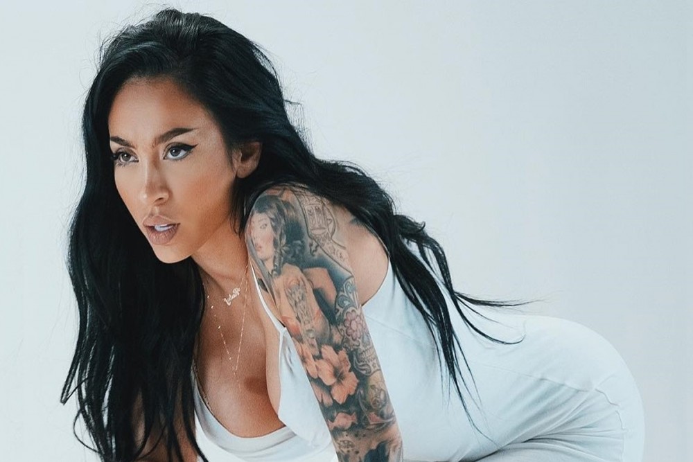 Imagini desprinse parcă din filmele pentru adulți. O cântăreață din România a pozat complet GOALĂ - Paranteze