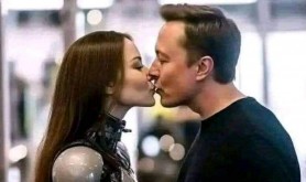 FOTO // Viral: Elon Musk, surprins sărutând femei robot