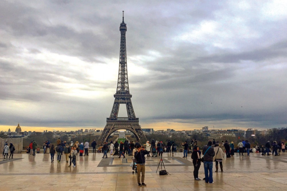 Alertă cu BOMBĂ în Franța: A fost găsită o geantă cu muniție lângă turnul Eiffel
