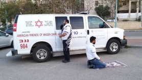 Doi paramedici din Israel, surprinși într-o pauză când se roagă: unul cu faţa spre Mecca, celălalt către Ierusalim