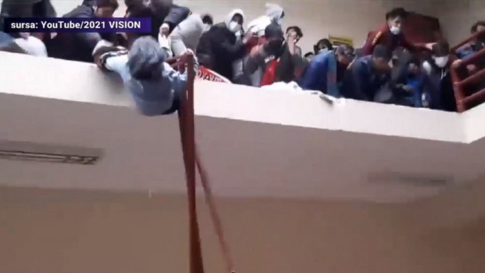 VIDEO // Cinci studenți au murit după ce au căzut în gol la o universitate din Bolivia
