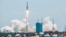 Bucățile unei uriașe rachete chinezești ar putea cădea pe Pământ la începutul săptămânii viitoare
