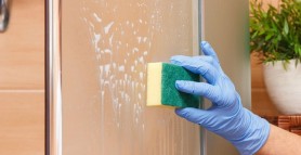 Metoda simplă care te ajută să cureți geamurile cabinei de duș de calcar