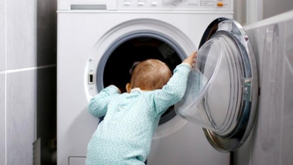 Un copil a murit, după ce a fost descoperit într-o mașină de spălat, aflată în funcțiune