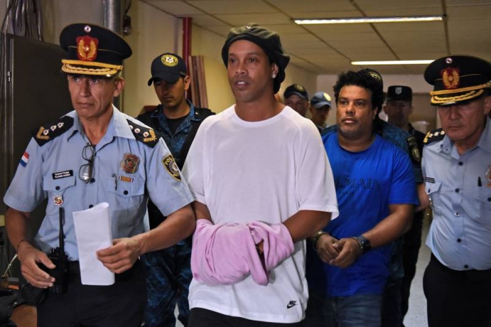 Ronaldinho face spectacol în închisoare