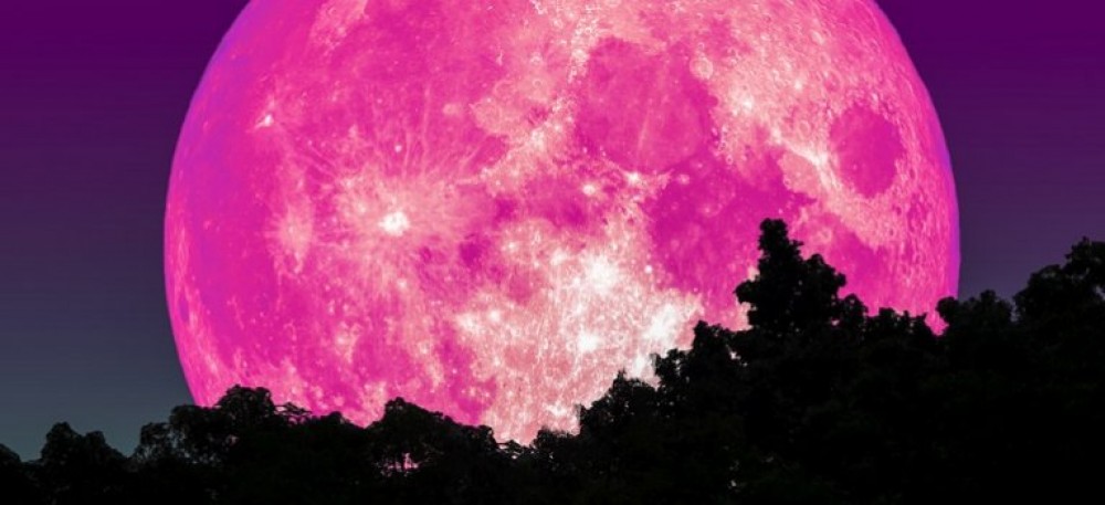 Superluna ROZ. Fenomen spectaculos care va fi vizibil pe cer la noapte