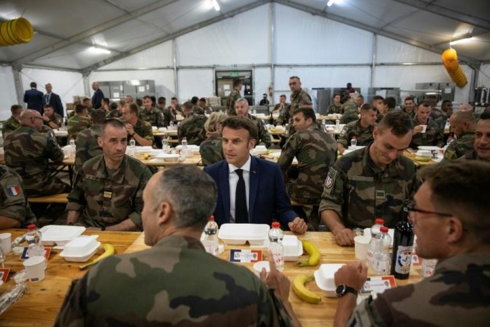 În România, Emmanuel Macron nu a dormit la hotel, ci într-un cort. Ce a  făcut dimineața - Paranteze