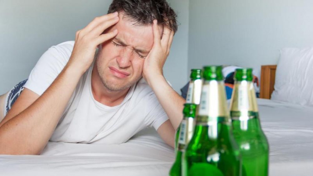 Te doare capul după petrecerea de aseară? Iată 10 trucuri cu adevărat eficiente pentru a scăpa de mahmureală
