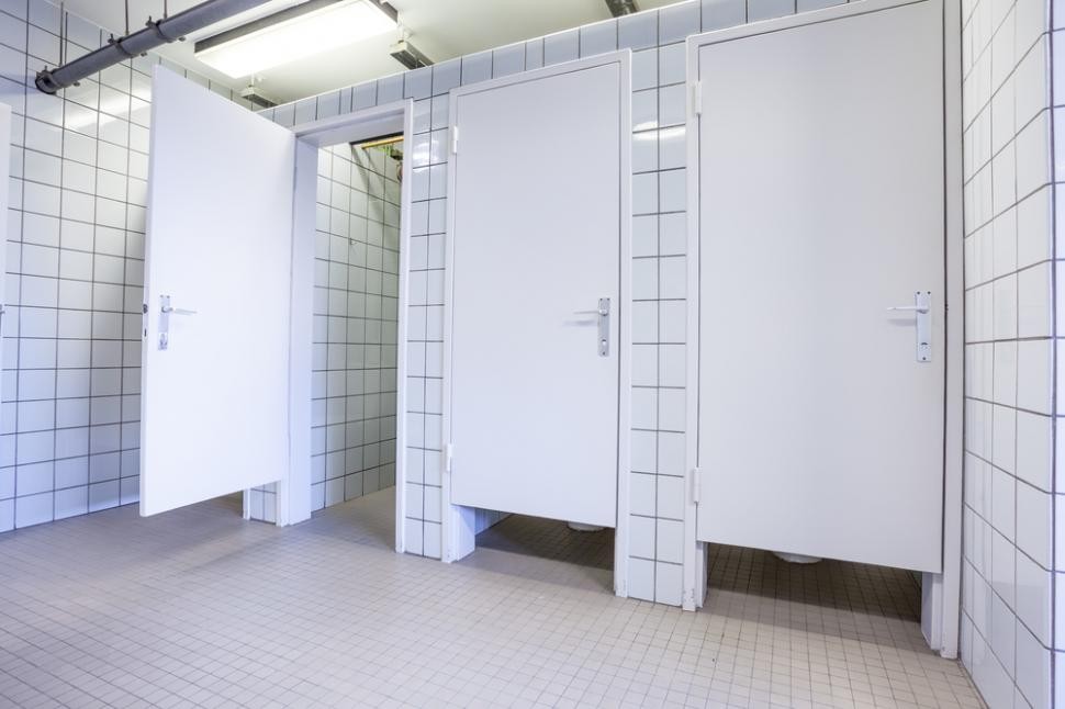 De ce toaletele publice nu au uși care ating podeaua? Explicația de care nu știai