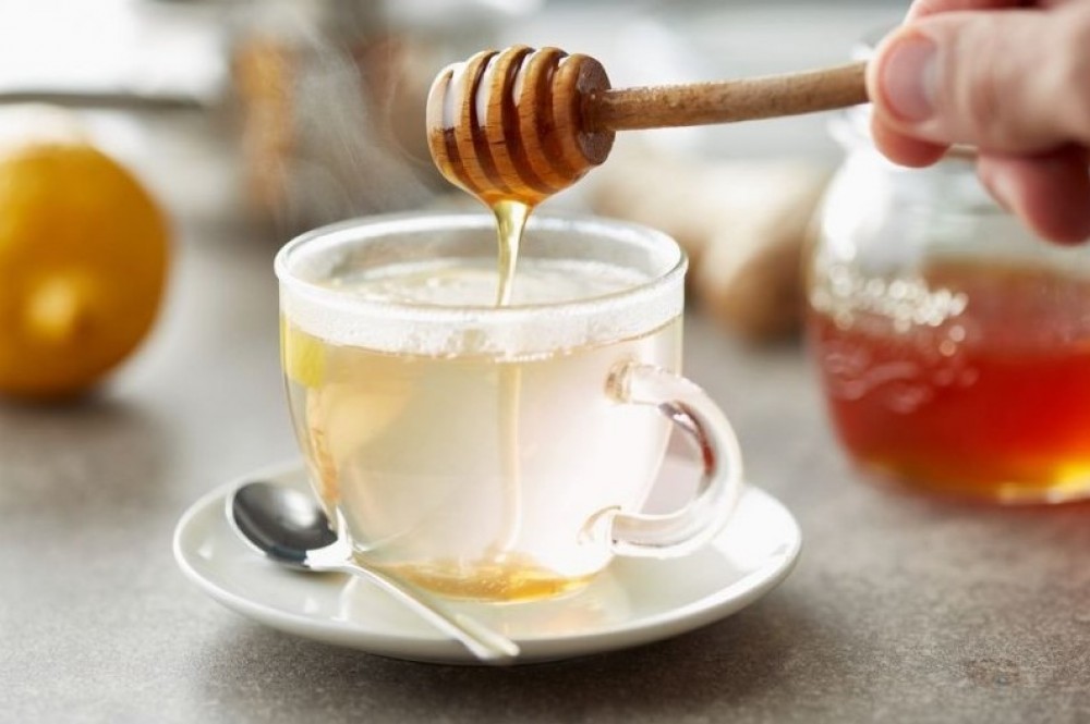 De ce nu e bine să pui miere în ceaiul fierbinte. Explicația specialiștilor