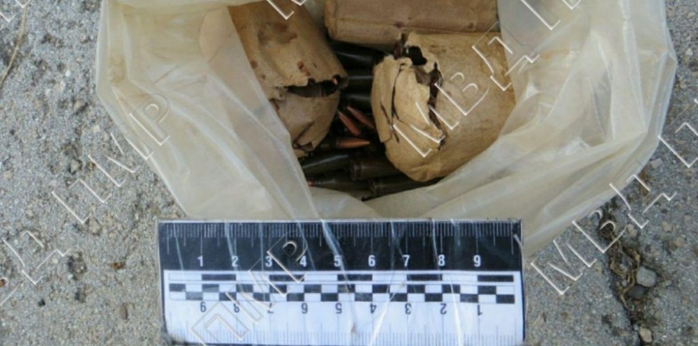 FOTO // Un sac cu muniție abandonat a fost găsit lângă un gard de către un bărbat din Tiraspol