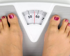O mamă şi-a obligat fiica „grasă și urâtă” să ţină dietă. Fata avea sub 47 kg