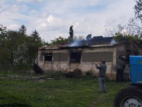 FOTO // Explozie la Edineț. O butelie cu gaz a distrus o casă