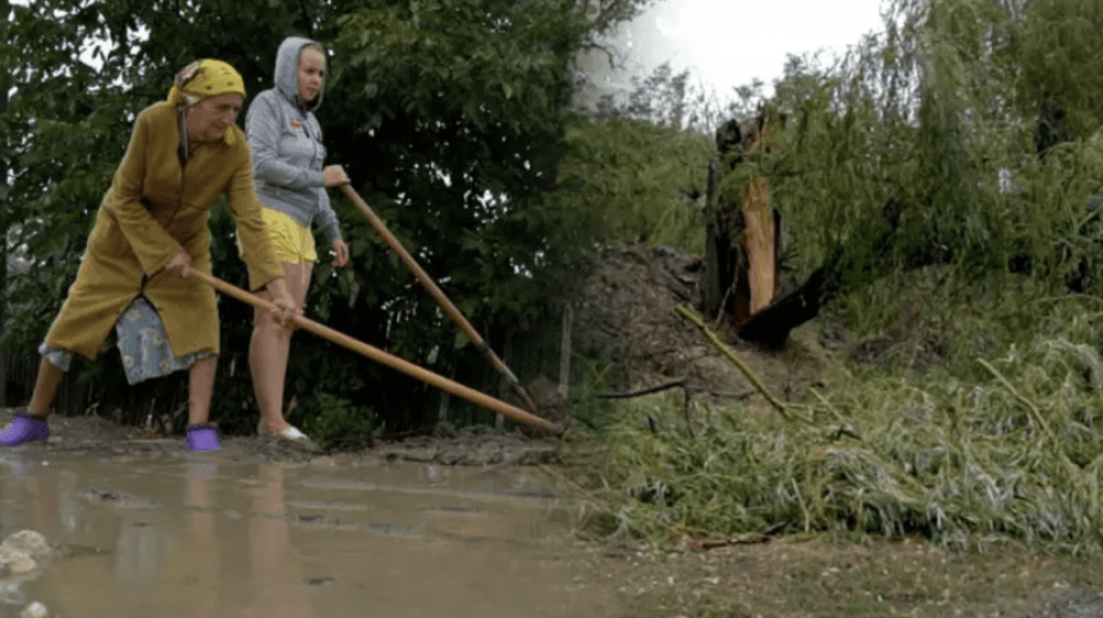 GLODENI: Locuințe inundate, copaci doborâți și case rămase fără de acoperiș. Consecințele furtunii