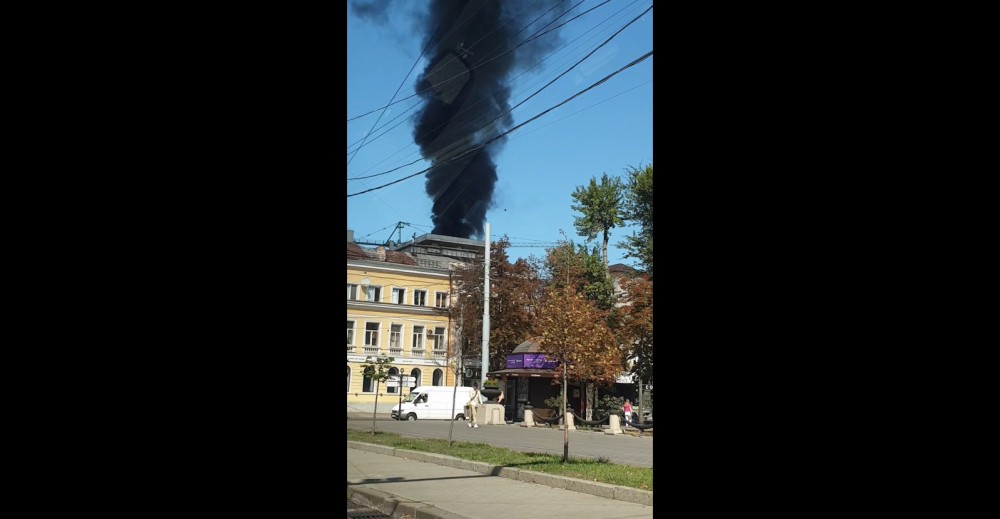 FOTO/VIDEO: Nor negru de fum în centrul Chișinăului. Un incendiu puternic a izbucnit în apropiere de PMAN