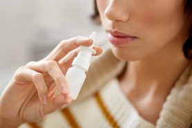 Specialiștii trag ALARMA: Picăturile de nas pot crea dependență și afectează creierul