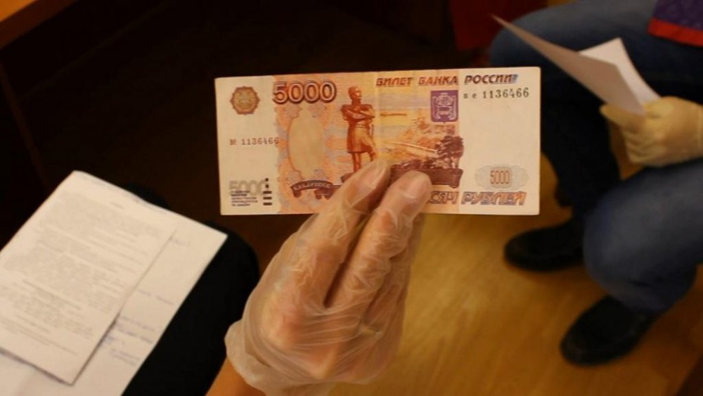 Doi moldoveni denunțați în Rusia de o prostituată plătită cu bani falși. Tinerii mai cumpărase VIAGRA și un IPhone