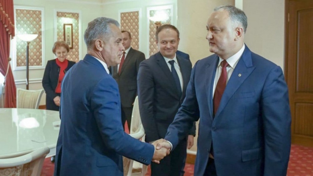 „Binomul Dodon-Plahotniuc a reînviat.” PRO Moldova obține conducerea unei comisii parlamentare